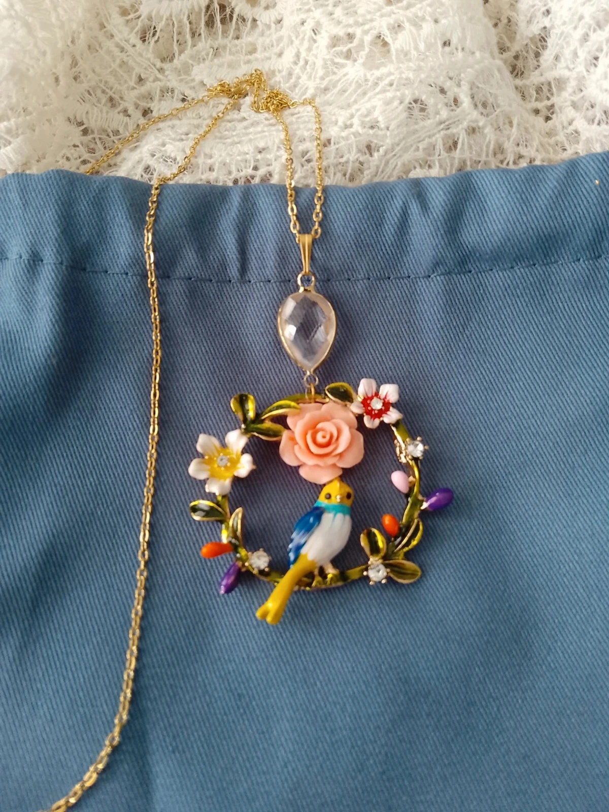 Collier couronne de fleurs dorée avec oiseau et pierre de cristal de roche
